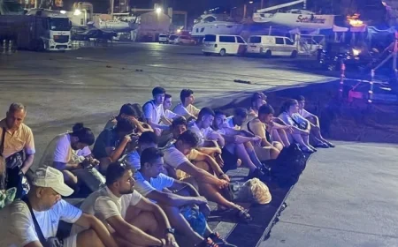 Yurt dışına çıkma hazırlığı yapan 25 göçmen ve 2 kaçakçı marina yakınında  yakalandı