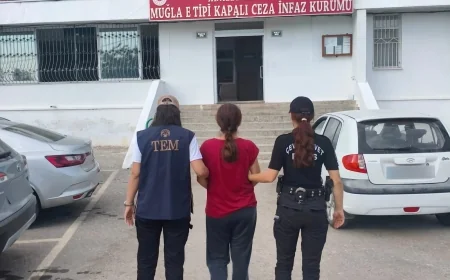 MUĞLA’DA FETÖ OPERASYONU! 10 YIL FİRARİ YÜZBAŞININ ABLASI TUTUKLANDI