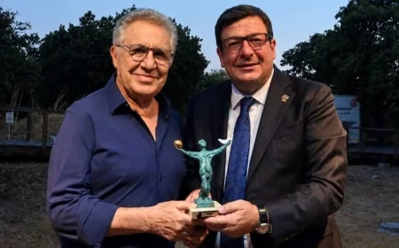 HOMEROS’UN TOPRAKLARINDA ZÜLFÜ LİVANELİ’YE BÜYÜK ONUR
