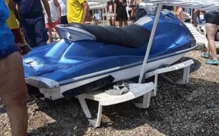 KONTROLDEN ÇIKAN JET SKİ SAHİLE DALDI! ŞEZLONGLARI KIRIP GEÇTİ