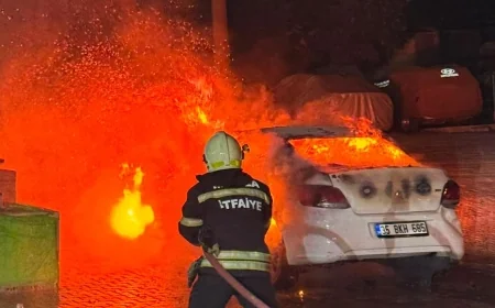BODRUM’DA SEYİR HALİNDEKİ OTOMOBİL ALEV ALEV YANDI, ALMAN SÜRÜCÜ ÖLÜMDEN DÖNDÜ