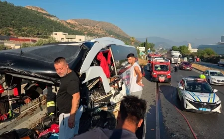 MİLAS'TA YOLCU OTOBÜSÜ TIR'A ÇARPTI: 2 ÖLÜ, 3'Ü AĞIR 18 YARALI