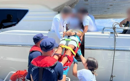 MAVİ YOLCULUKTA YARALANAN TURİSTİ SAHİL GÜVENLİK KURTARDI