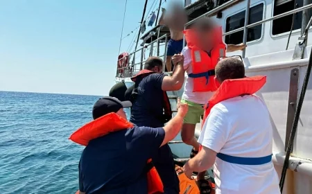 MARMARİS AÇIKLARINDA KORKU DOLU ANLAR! GEZİ TEKNESİ KARAYA OTURDU, 11 KİŞİ KURTARILDI