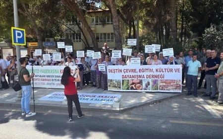 DEŞTİNLİLERDEN ÇİMENTO FABRİKASINA TEPKİ…MUĞLA İDARE MAHKEMESİ ÖNÜNDE ADALET NÖBETİ: “KENDİ DAVAMIZDA KEŞİF İSTİYORUZ”