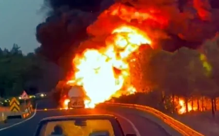  YAKIT YÜKLÜ TANKER ALEV ALEV YANDI