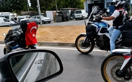 Yunanistan’da motosikletlerinde Türk bayrağı taşıyan gezgin grubuna Yunan polisinden gözaltı