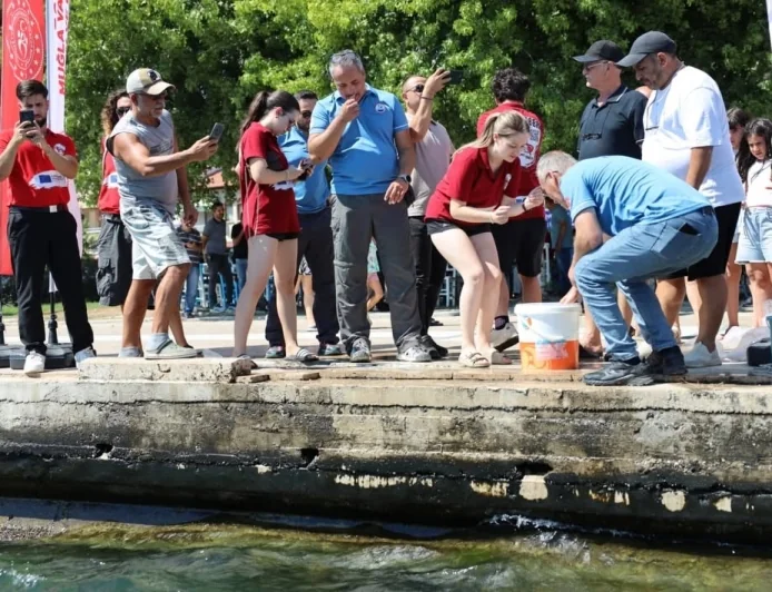 Gençler Köyceğiz Gölü'ne 100 bin yavru sazan bıraktı