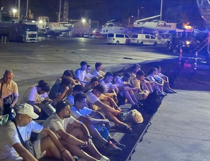 Yurt dışına çıkma hazırlığı yapan 25 göçmen ve 2 kaçakçı marina yakınında  yakalandı