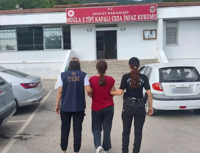 MUĞLA’DA FETÖ OPERASYONU! 10 YIL FİRARİ YÜZBAŞININ ABLASI TUTUKLANDI