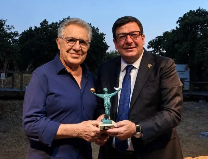 HOMEROS’UN TOPRAKLARINDA ZÜLFÜ LİVANELİ’YE BÜYÜK ONUR