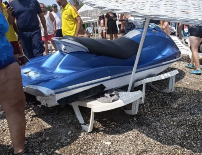 KONTROLDEN ÇIKAN JET SKİ SAHİLE DALDI! ŞEZLONGLARI KIRIP GEÇTİ
