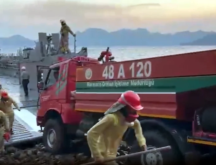 MARMARİS  YANGININA ASKERİ ÇIKARMA GEMİLERİ İLE ARAZÖZLER SEVK EDİLİYOR