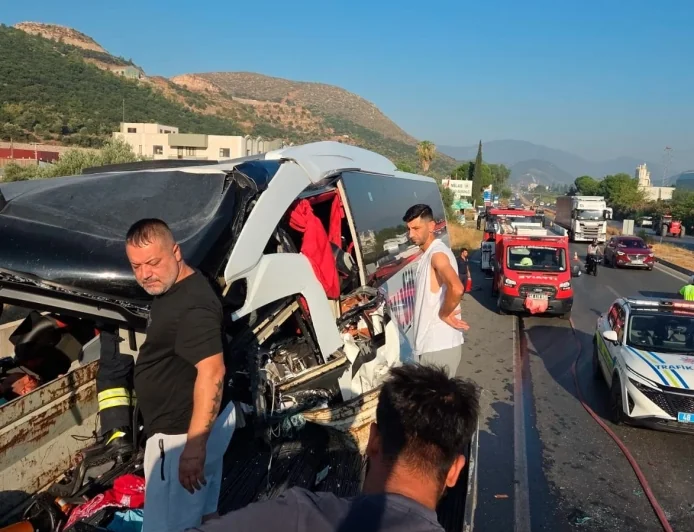 MİLAS'TA YOLCU OTOBÜSÜ TIR'A ÇARPTI: 2 ÖLÜ, 3'Ü AĞIR 18 YARALI