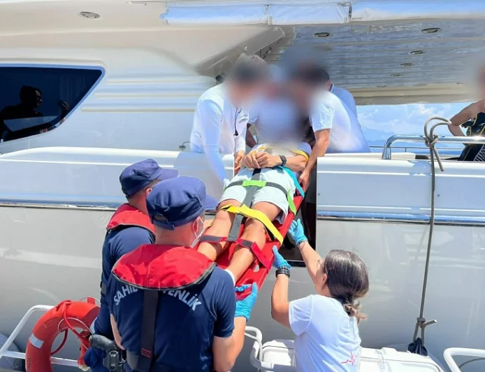 MAVİ YOLCULUKTA YARALANAN TURİSTİ SAHİL GÜVENLİK KURTARDI
