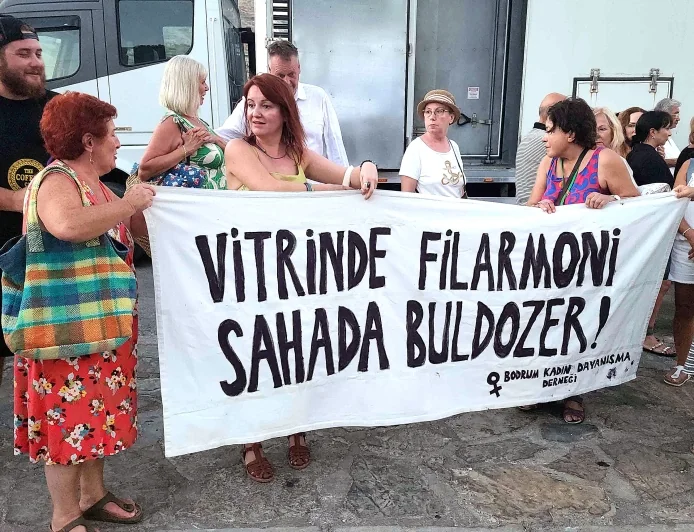 BODRUMLU KADINLARDAN LİMAK’IN 50.YIL KONSERİNE PROTESTO,, “Vitrinde filarmoni, sahada buldozer: Kurumsal ikiyüzlülüğün Akbelen resmi.”