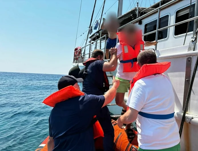 MARMARİS AÇIKLARINDA KORKU DOLU ANLAR! GEZİ TEKNESİ KARAYA OTURDU, 11 KİŞİ KURTARILDI