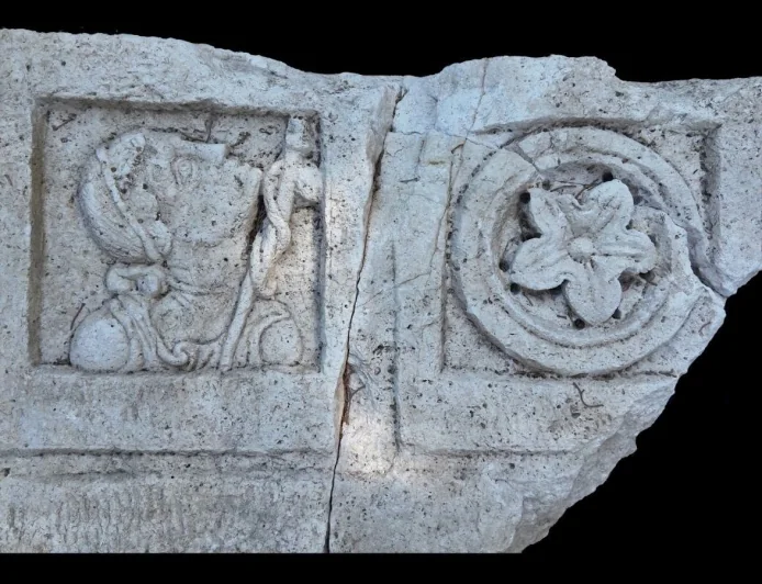 SİDE’DE TARİH YENİDEN YAZILIYOR! 2 BİN YILLIK HERAKLES KAPISI GÜN YÜZÜNE ÇIKARILDI