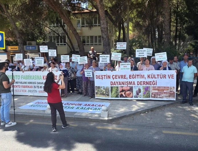 DEŞTİNLİLERDEN ÇİMENTO FABRİKASINA TEPKİ…MUĞLA İDARE MAHKEMESİ ÖNÜNDE ADALET NÖBETİ: “KENDİ DAVAMIZDA KEŞİF İSTİYORUZ”