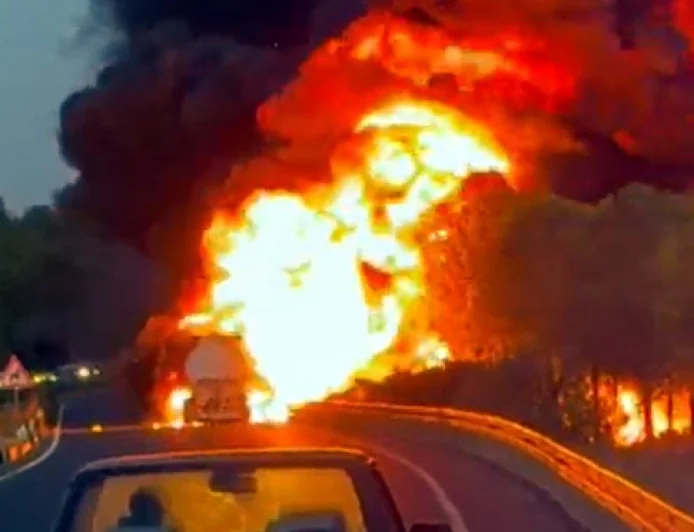  YAKIT YÜKLÜ TANKER ALEV ALEV YANDI