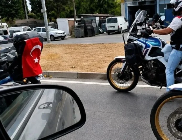 Yunanistan’da motosikletlerinde Türk bayrağı taşıyan gezgin grubuna Yunan polisinden gözaltı