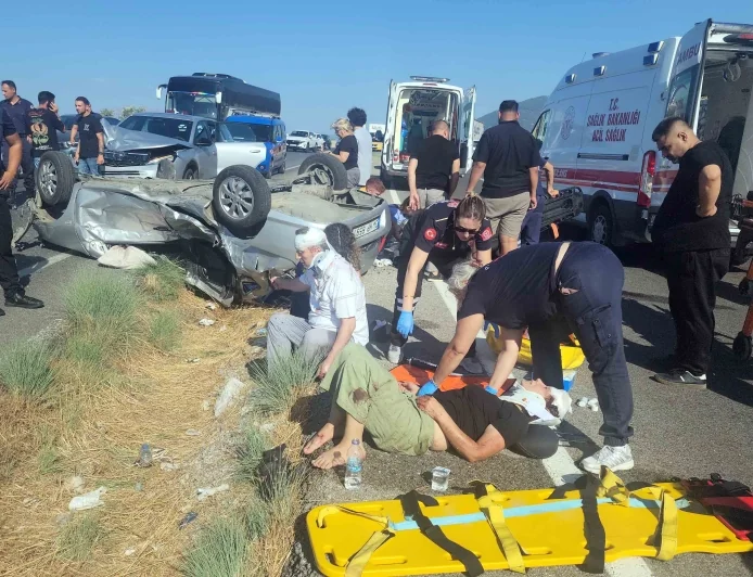 BODRUM İZMİR YOLUNDA FECİ KAZA TATİL  DÖNÜŞÜ ORTALIK SAVAŞ ALANINA DÖNDÜ