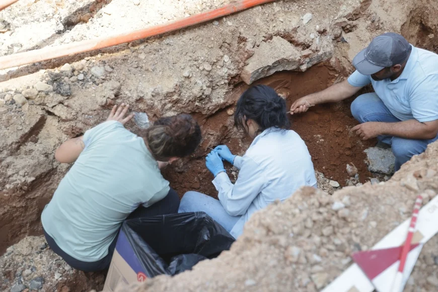 YOL KAZISI SIRASINDA MEZAR KAPAKLARI VE İSKELETLER BULUNDU