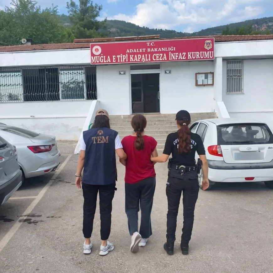 MUĞLA’DA FETÖ OPERASYONU! 10 YIL FİRARİ YÜZBAŞININ ABLASI TUTUKLANDI