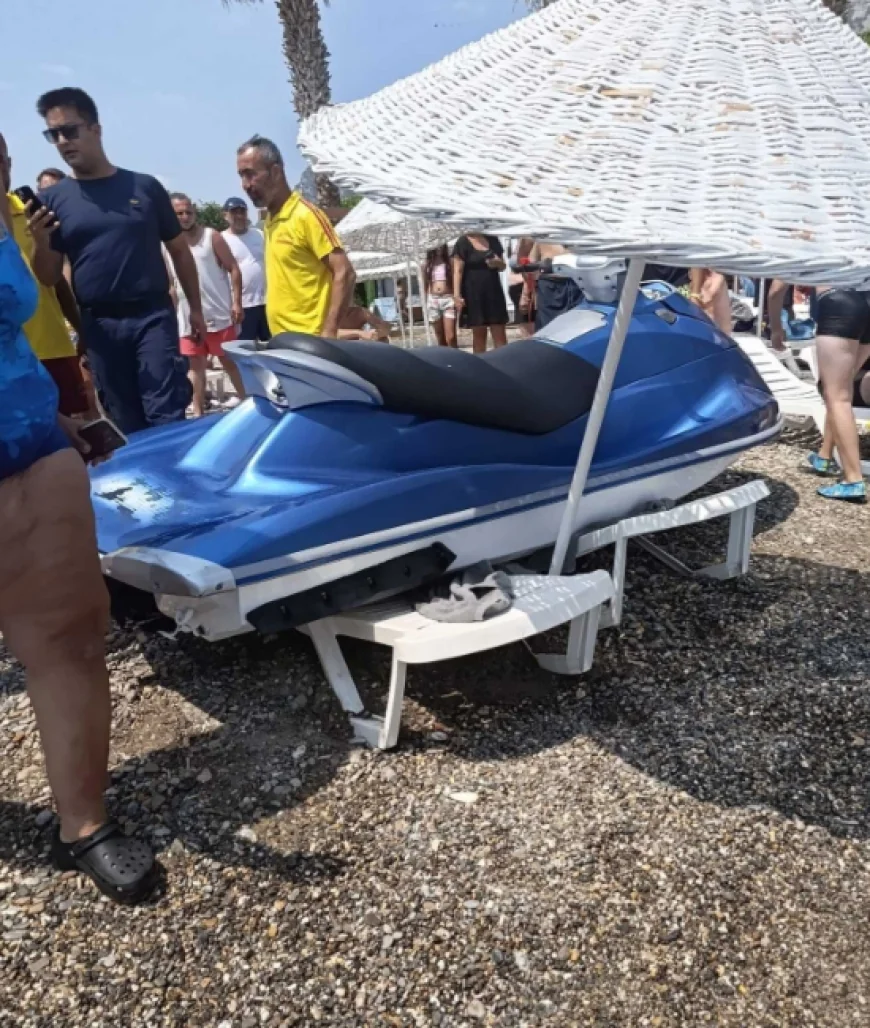 KONTROLDEN ÇIKAN JET SKİ SAHİLE DALDI! ŞEZLONGLARI KIRIP GEÇTİ