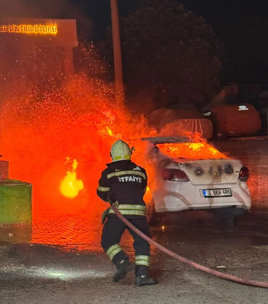BODRUM’DA SEYİR HALİNDEKİ OTOMOBİL ALEV ALEV YANDI, ALMAN SÜRÜCÜ ÖLÜMDEN DÖNDÜ