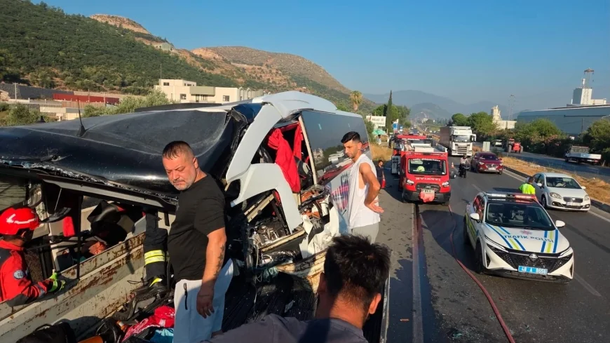 MİLAS'TA YOLCU OTOBÜSÜ TIR'A ÇARPTI: 2 ÖLÜ, 3'Ü AĞIR 18 YARALI