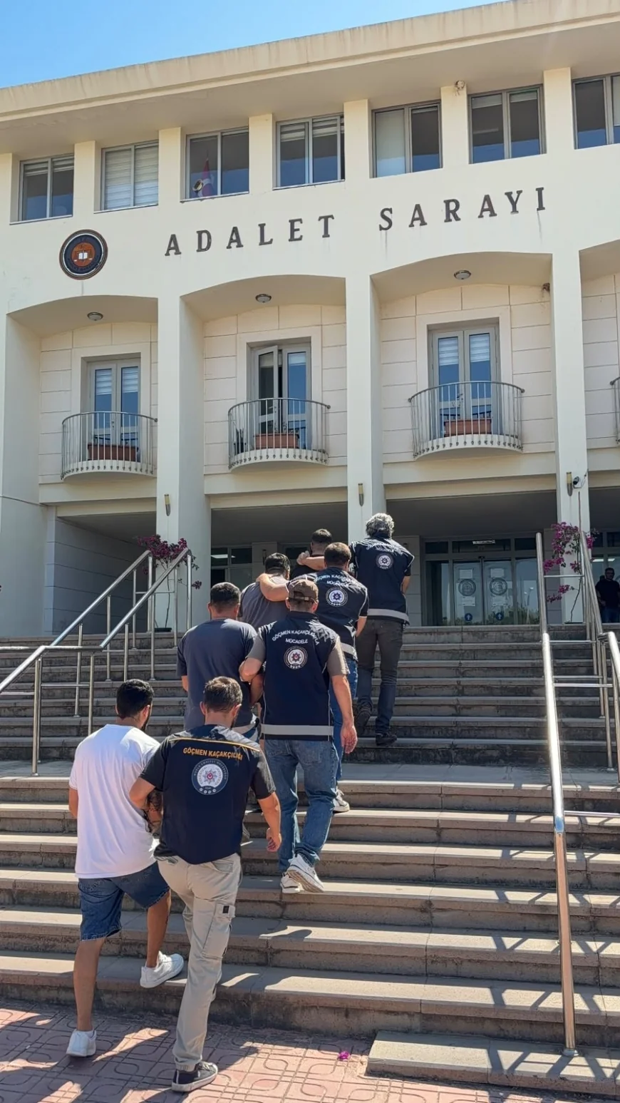 BODRUM VE MARMARİS’TE GÖÇMEN KAÇAKÇILIĞINA DARBE: 5 ŞÜPHELİ TUTUKLANDI