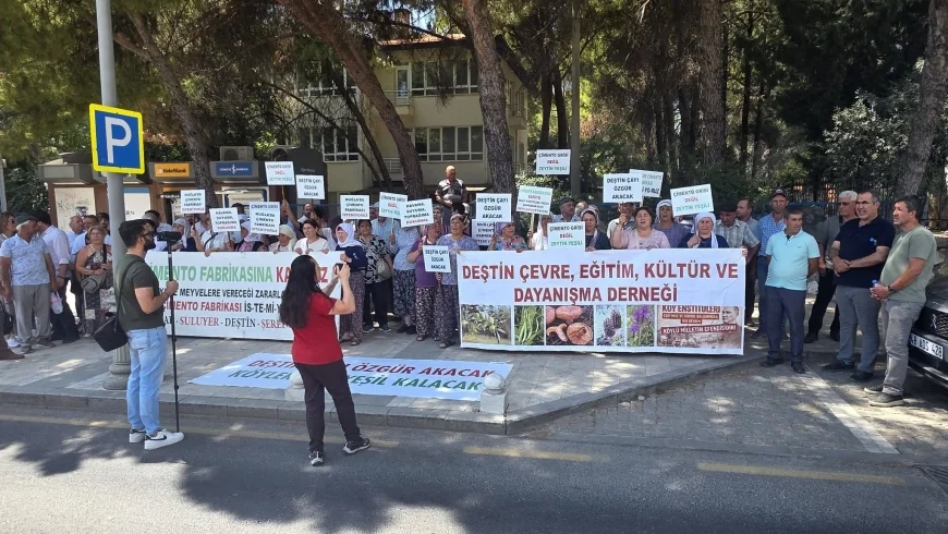 DEŞTİNLİLERDEN ÇİMENTO FABRİKASINA TEPKİ…MUĞLA İDARE MAHKEMESİ ÖNÜNDE ADALET NÖBETİ: “KENDİ DAVAMIZDA KEŞİF İSTİYORUZ”