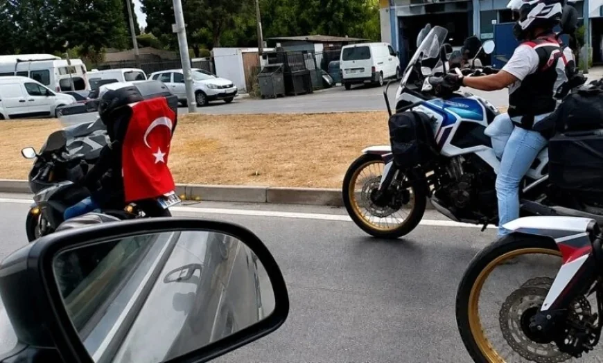 Yunanistan’da motosikletlerinde Türk bayrağı taşıyan gezgin grubuna Yunan polisinden gözaltı