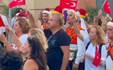 Yunanistan’daki Dans festivalinde Türk  bayrakları nedeniyle kriz çıkardılar