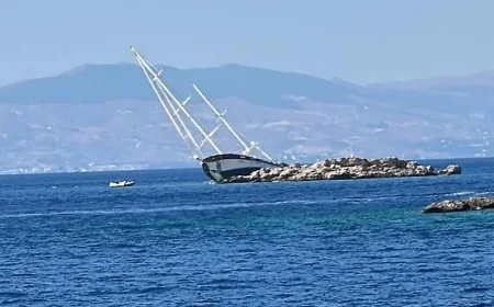 TUR TEKNESİ KAYALIKLARA ÇARPTI BATTI, 11 KİŞİ KURTARILDI