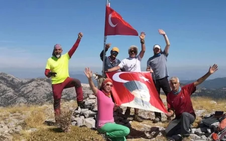 MUĞLALI DAĞCILAR GAZİLER GÜNÜ ANISINA AYIÇTU ZİRVESİNE BAYRAK DİKTİ