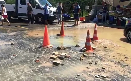 TORBA’DA İSALE HATTI YİNE PATLADI: TONLARCA SU DENİZE AKTI, MAHALLE SAATLERCE SUSUZ KALDI