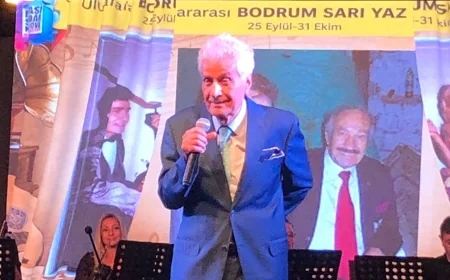 Zekai Tunca yıllar sonra Bodrum'da yine sahnede, eşine unutulmaz bir sürpriz yaptı