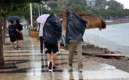 BODRUM'DA YAĞMURA HAZIRLIKSIZ YAKALANDILAR