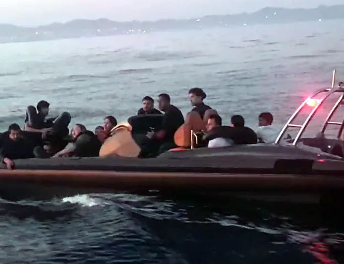 SÜRAT TEKNESİYLE GÖÇMEN KAÇAKÇILIĞI RADARA TAKILDI! 18 GÖÇMEN VE 1 ŞÜPHELİ YAKALANDI
