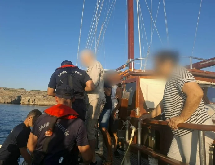 Mavi yolculukta yaralananları sahil güvenlik kurtardı