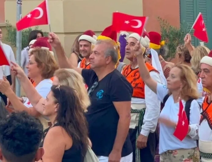Yunanistan’daki Dans festivalinde Türk  bayrakları nedeniyle kriz çıkardılar