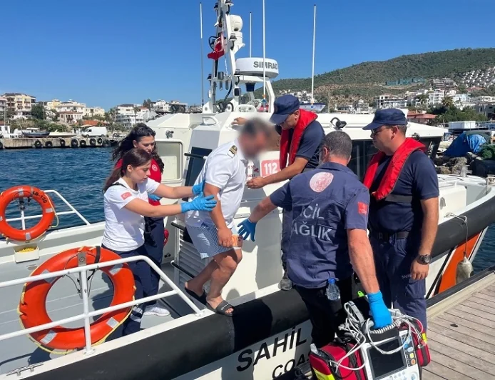 BODRUM AÇIKLARINDA LÜKS YATTA PANİK! FENALAŞAN KİŞİYİ SAHİL GÜVENLİK KURTARDI