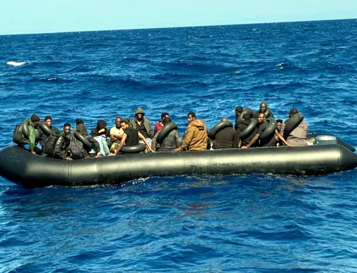 BOT İLE UMUDA YOLCULUK YARIM KALDI...36 GÖÇMEN YAKALANDI