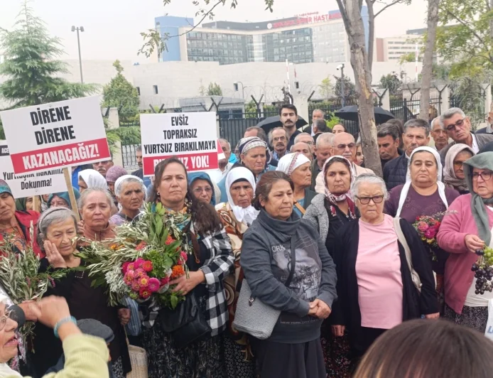 AKBELEN HEYETİ ANKARA’DA: “11 KÖYÜN GELECEĞİ DANIŞTAY’DA” AKBELENLİLER ZEYTİNLERLE ÇİÇEKLERLE DANIŞTAY ÖNÜNDE