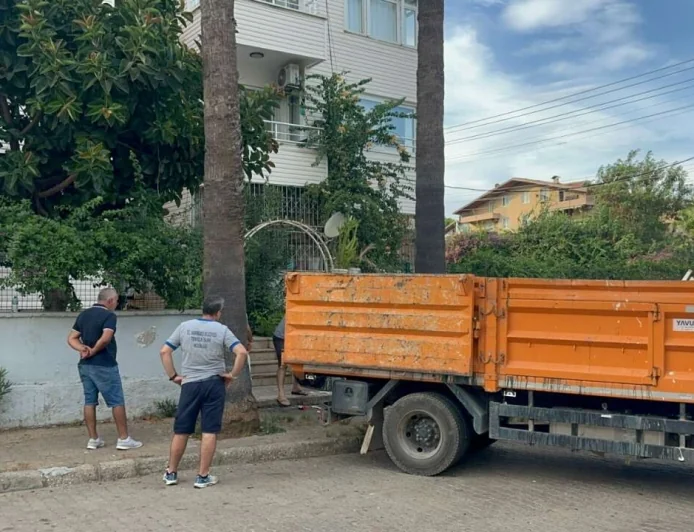 Çöp evden 1 ton atık 14 kedi 10 köpek çıktı