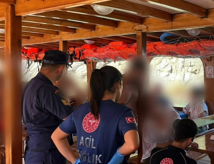 BODRUM AÇIKLARINDA TUR TEKNESİNDE RAHATSIZLANAN KİŞİYİ SAHİL GÜVENLİK KURTARDI