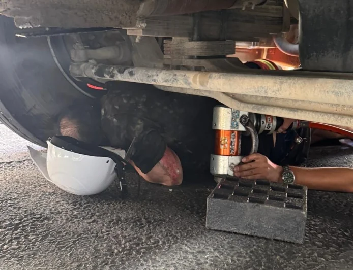 BODRUM’DA TANKERLE ÇARPIŞAN MOTOSİKLETLİ KRİKO İLE KURTARILDI