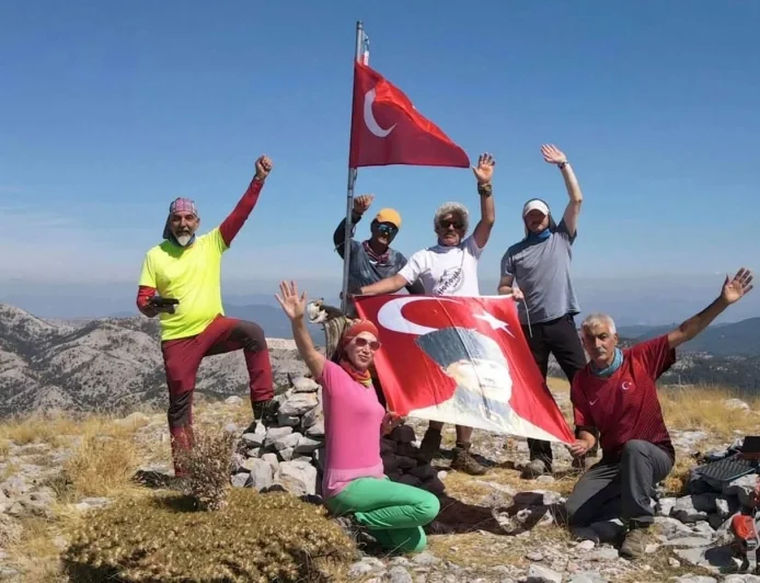 MUĞLALI DAĞCILAR GAZİLER GÜNÜ ANISINA AYIÇTU ZİRVESİNE BAYRAK DİKTİ